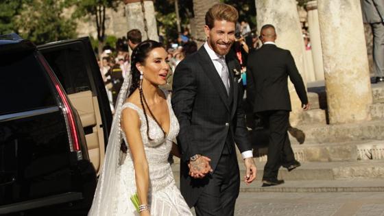 Los novios, a la salida de la Catedral, ya con marido y mujer